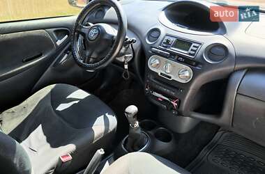 Хэтчбек Toyota Yaris 2004 в 