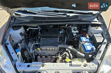 Хэтчбек Toyota Yaris 2004 в 