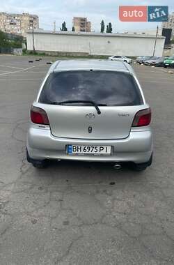 Хэтчбек Toyota Yaris 2001 в 