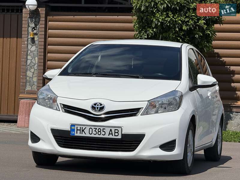 Хэтчбек Toyota Yaris 2013 в 
