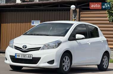 Хэтчбек Toyota Yaris 2013 в 