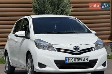 Хэтчбек Toyota Yaris 2013 в 