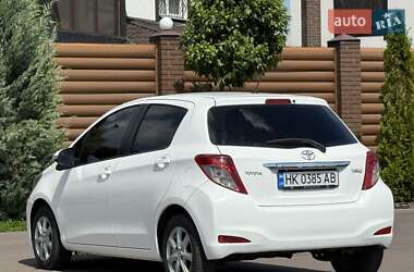 Хэтчбек Toyota Yaris 2013 в 