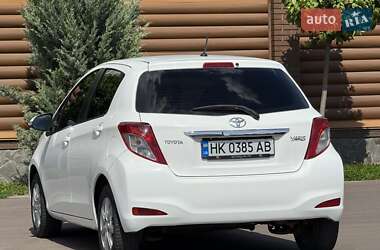 Хэтчбек Toyota Yaris 2013 в 