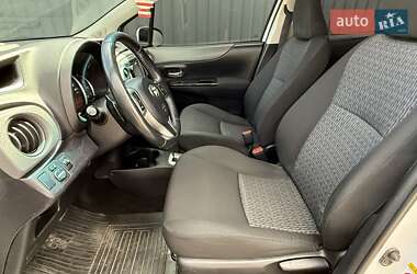 Хэтчбек Toyota Yaris 2013 в 