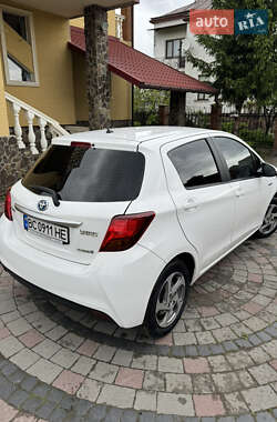 Хэтчбек Toyota Yaris 2015 в 