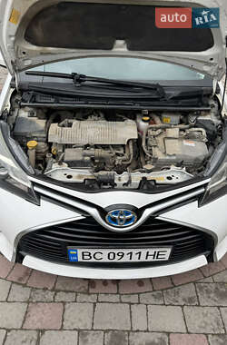 Хэтчбек Toyota Yaris 2015 в 
