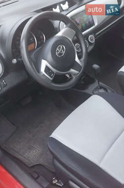 Хэтчбек Toyota Yaris 2012 в 