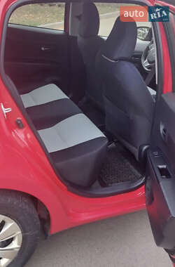 Хэтчбек Toyota Yaris 2012 в 