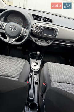 Хэтчбек Toyota Yaris 2013 в 