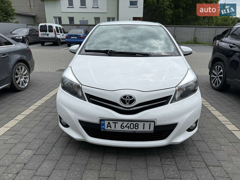 Хэтчбек Toyota Yaris 2013 в 