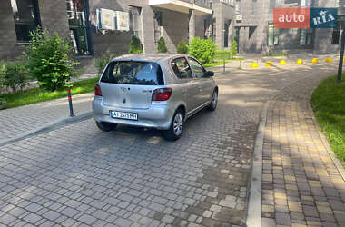 Хетчбек Toyota Yaris 2001 в 
