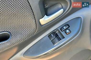 Хетчбек Toyota Yaris 2004 в 