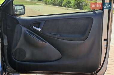 Хетчбек Toyota Yaris 2004 в 