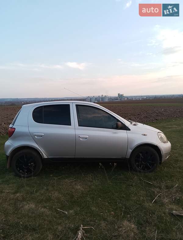 Хетчбек Toyota Yaris 2000 в Зіньківі