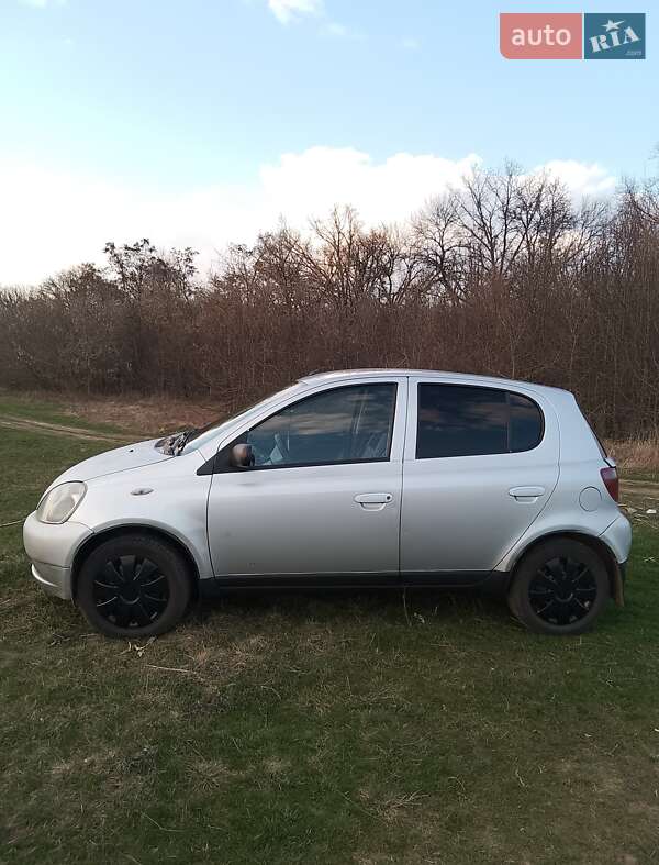 Хетчбек Toyota Yaris 2000 в Зіньківі