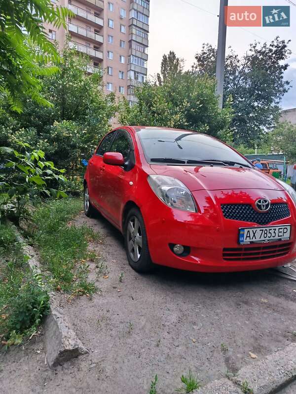 Хэтчбек Toyota Yaris 2005 в 