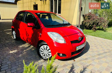 Хэтчбек Toyota Yaris 2011 в 