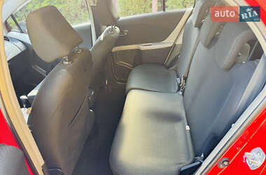 Хэтчбек Toyota Yaris 2011 в 