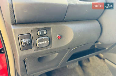 Хэтчбек Toyota Yaris 2011 в 