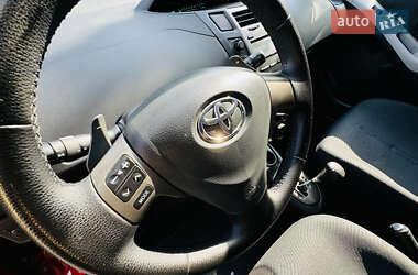 Хэтчбек Toyota Yaris 2011 в 