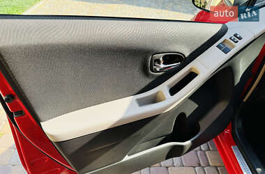 Хэтчбек Toyota Yaris 2011 в 