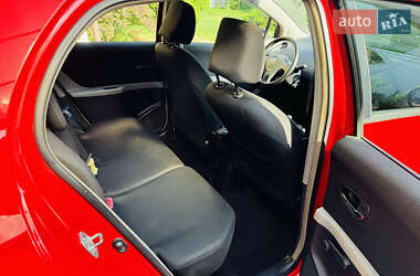 Хэтчбек Toyota Yaris 2011 в 