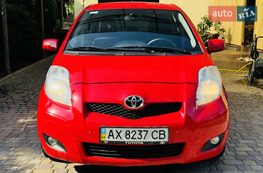 Хэтчбек Toyota Yaris 2011 в 