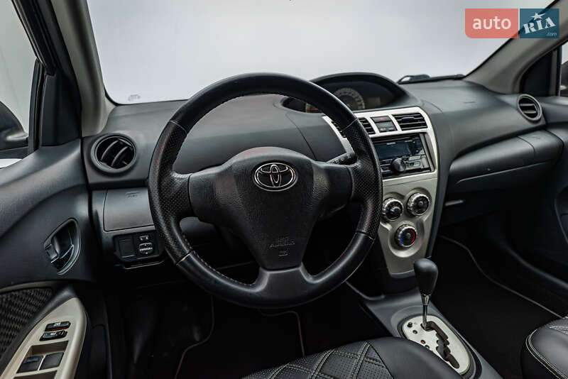 Седан Toyota Yaris 2007 в Києві