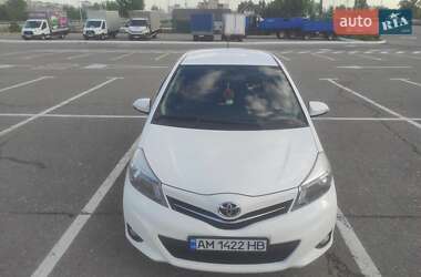 Хэтчбек Toyota Yaris 2013 в 