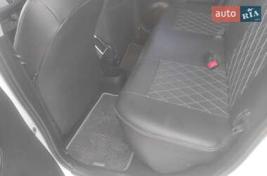 Хэтчбек Toyota Yaris 2013 в 