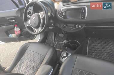 Хэтчбек Toyota Yaris 2013 в 