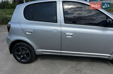 Хэтчбек Toyota Yaris 2001 в 