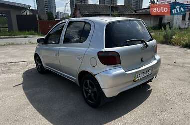 Хэтчбек Toyota Yaris 2001 в 
