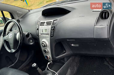 Хэтчбек Toyota Yaris 2007 в 