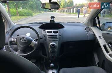 Хэтчбек Toyota Yaris 2011 в 