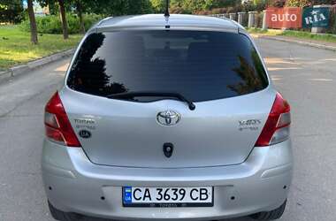 Хэтчбек Toyota Yaris 2011 в 