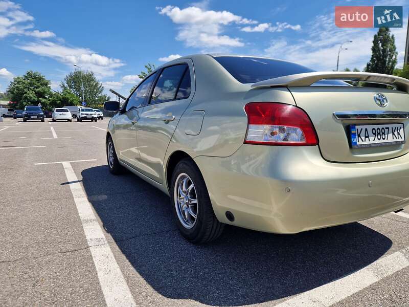 Седан Toyota Yaris 2007 в Києві