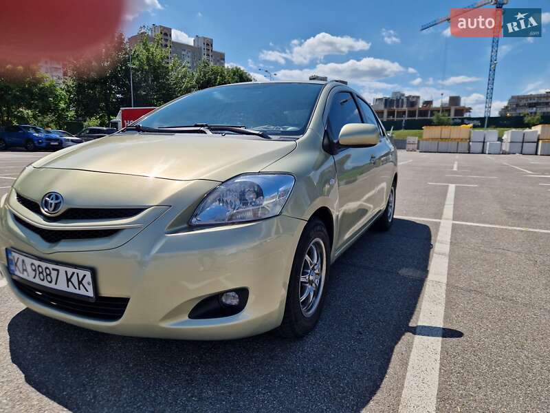 Седан Toyota Yaris 2007 в Києві