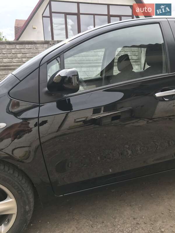 Хэтчбек Toyota Yaris 2011 в Умани