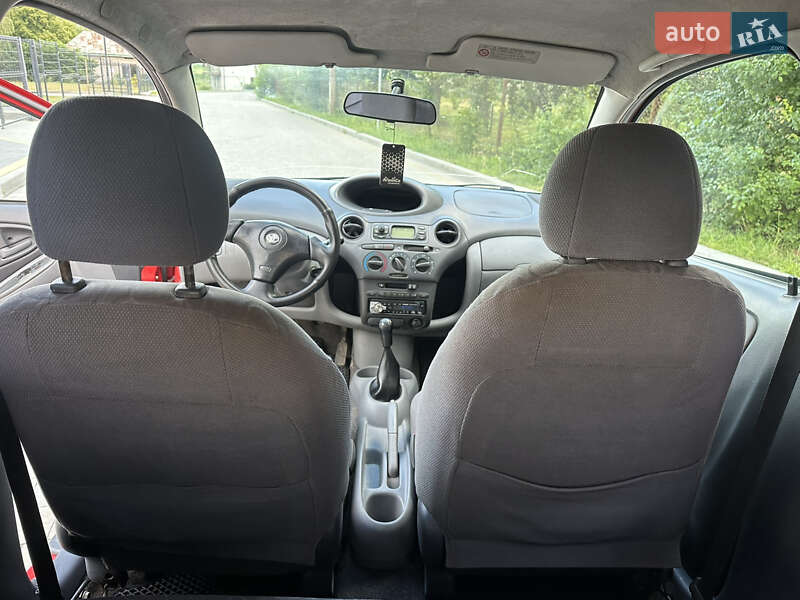 Хэтчбек Toyota Yaris 2000 в Львове