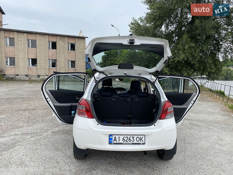 Седан Toyota Yaris 2010 в Обухове