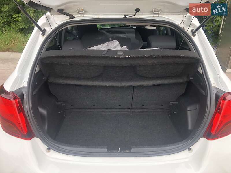 Хетчбек Toyota Yaris 2015 в Рівному