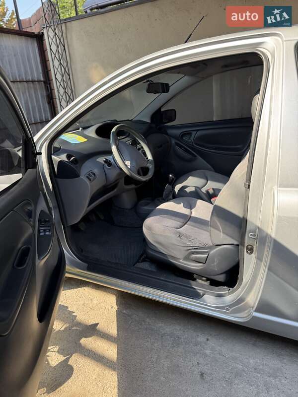 Хетчбек Toyota Yaris 2000 в Одесі