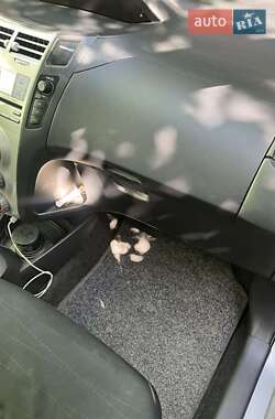 Хэтчбек Toyota Yaris 2006 в 