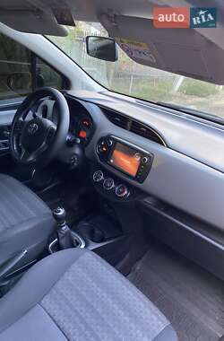 Хэтчбек Toyota Yaris 2016 в 