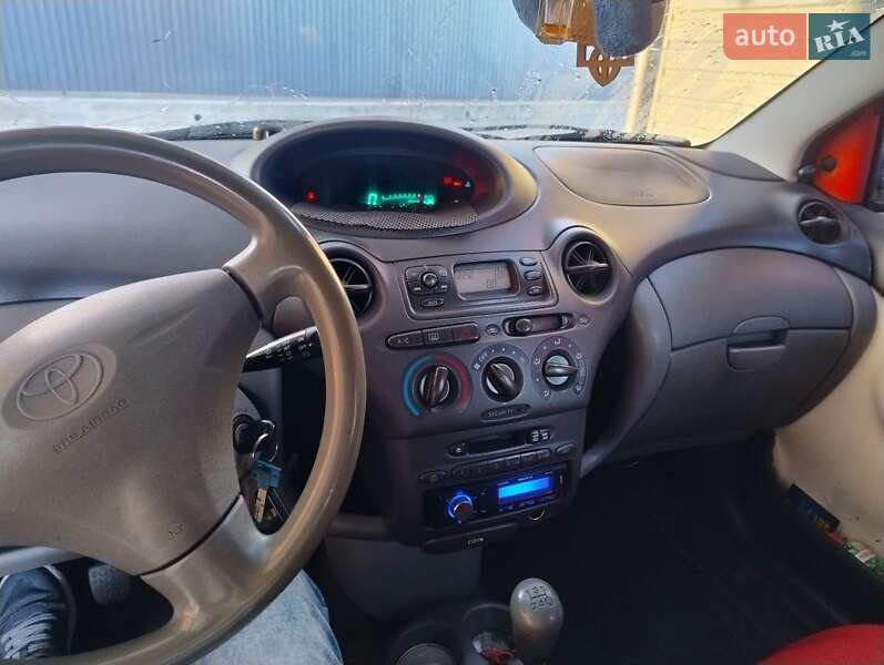 Хэтчбек Toyota Yaris 1999 в 