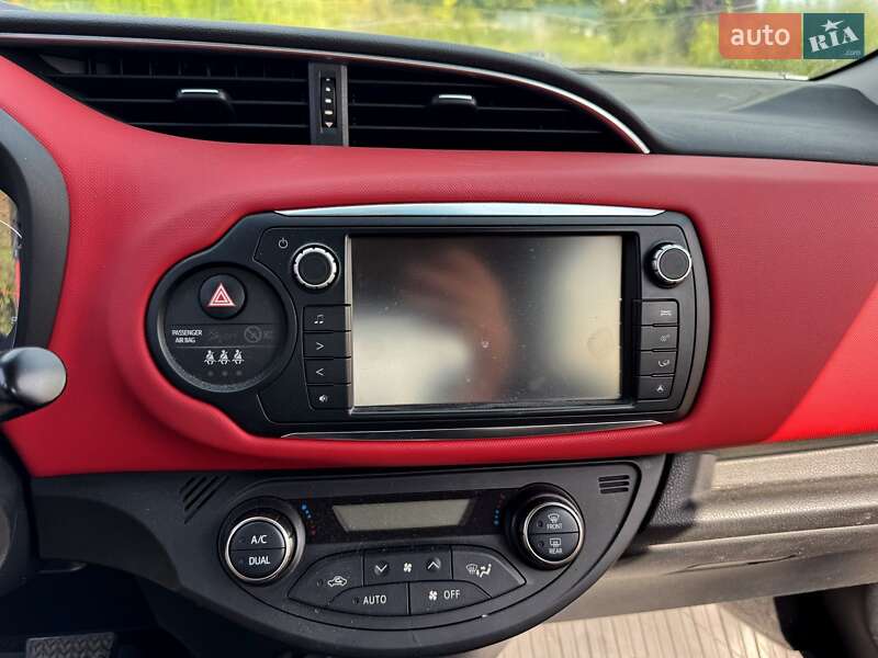 Хэтчбек Toyota Yaris 2015 в Киеве