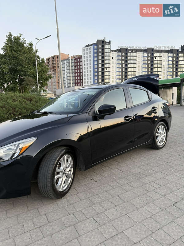 Седан Toyota Yaris 2015 в Ивано-Франковске