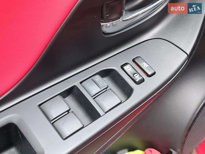 Хэтчбек Toyota Yaris 2015 в Харькове